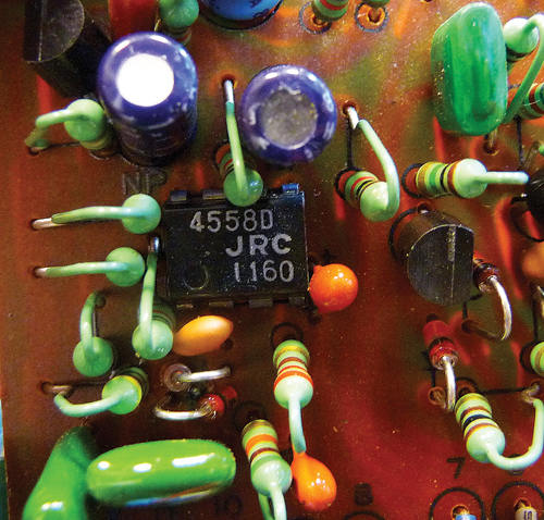 The 808’s JRC4558D operational amplifier (opamp) integrated-circuit chip.