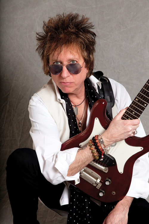Ricky Byrd with his 1961 Epiphone Coronet. Photo: Bob Gruen.