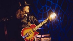 Dick Wagner onstage with Alice Cooper in 1975.
