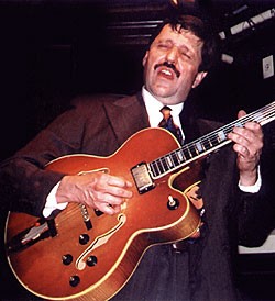 Beaudoin with his late-'60s Gibson L-5 in 1999 Beaudoin with his late-'60s Gibson L-5 in 1999