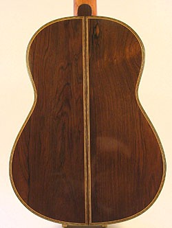 baksidan av gitarren som visar de två halvorna