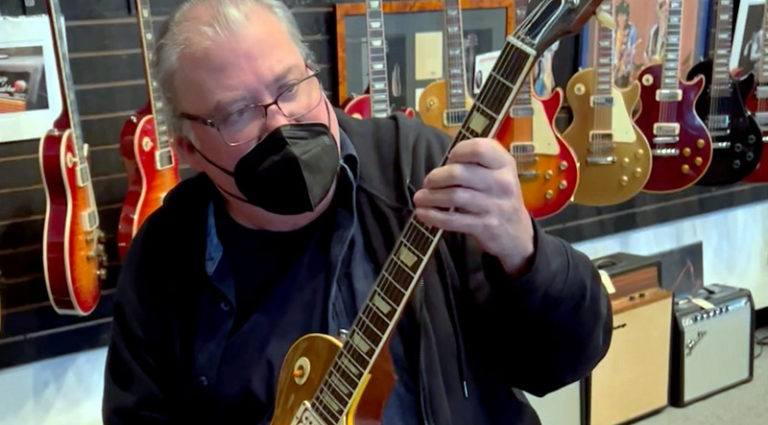 David Hidalgo Plays Joe Walsh’s ’59 Les Paul David Hidalgo Plays Joe Walsh’s ’59 Les Paul